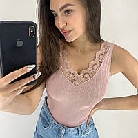 Женская стильная укороченная нарядная розовая майка-топ рубчик с кружевом размер 42/46