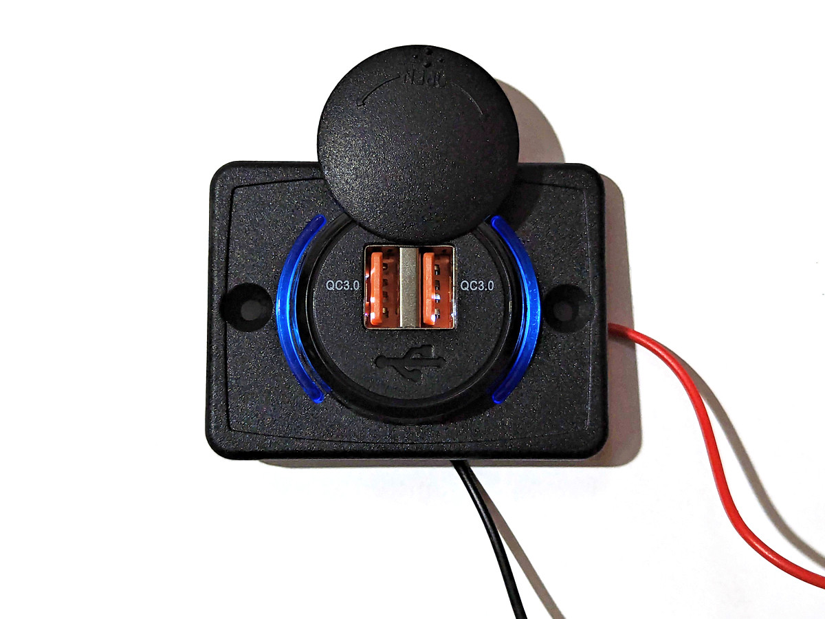 Накладний автомобільний зарядний пристрій A74QCB 2 USB QC3.0 12-24В синє підсвічування, фото 1