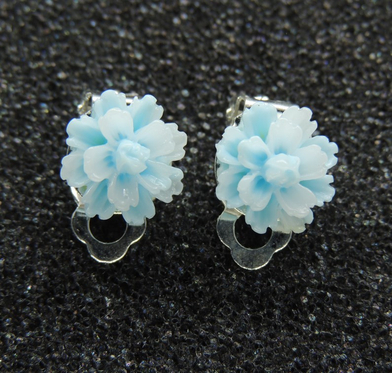 Кліпси-сережки дитячі Liresmina Jewelry у вигляді квітки "Еклерчик" біло-блакитні, 1.2 см