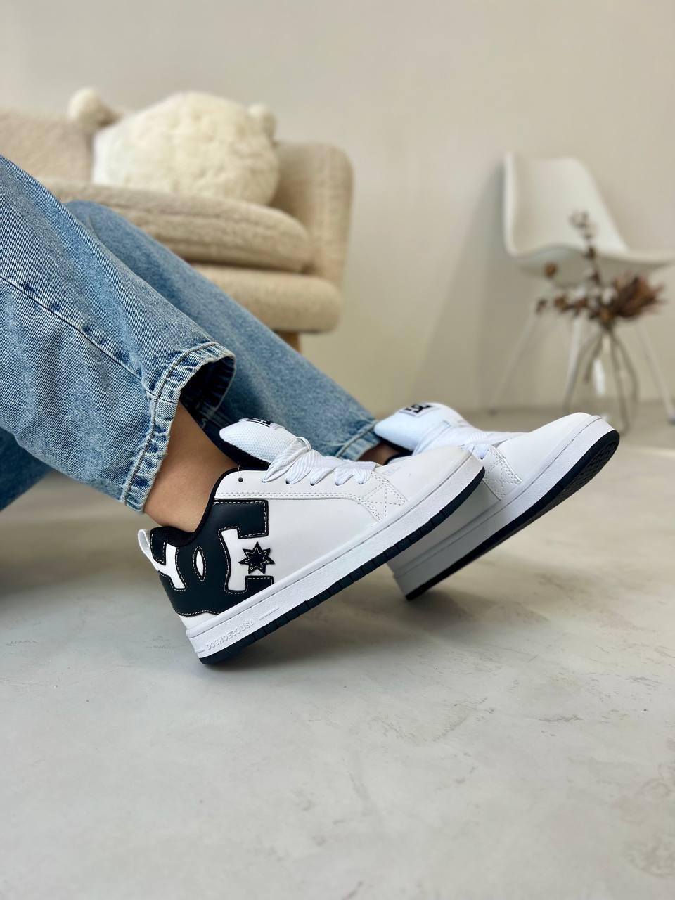 Кросовки чоловічі білі DC Shoes Court Graffik White Black (16307)
