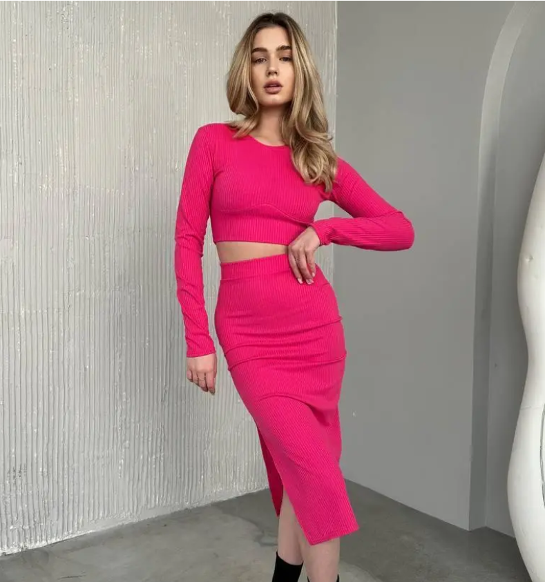 Літній жіночий костюм зі спідницею міді рожевий костюм спідниця і топ з довгим рукавом костюм у рубчик спідниця з розрізом, фото 1
