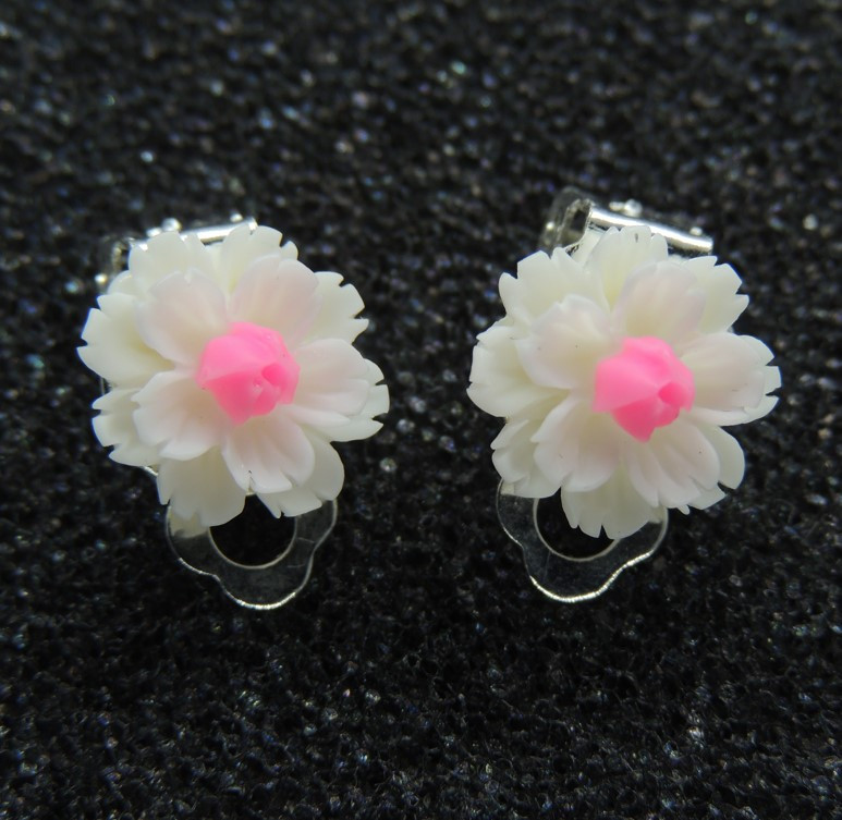 Сережки кліпси дитячі для вух без пробивання квітка Хризантема біла з малиновой, фото 1