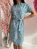 Красиве літнє плаття жіноче з коротким рукавом у квіточку блакитна сукня на літо з поясом з тканини софт, фото 2