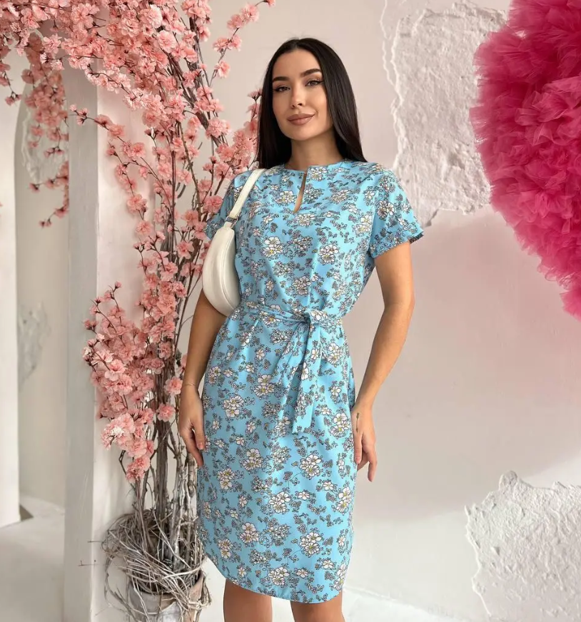 Красиве літнє плаття жіноче з коротким рукавом у квіточку блакитна сукня на літо з поясом з тканини софт, фото 1