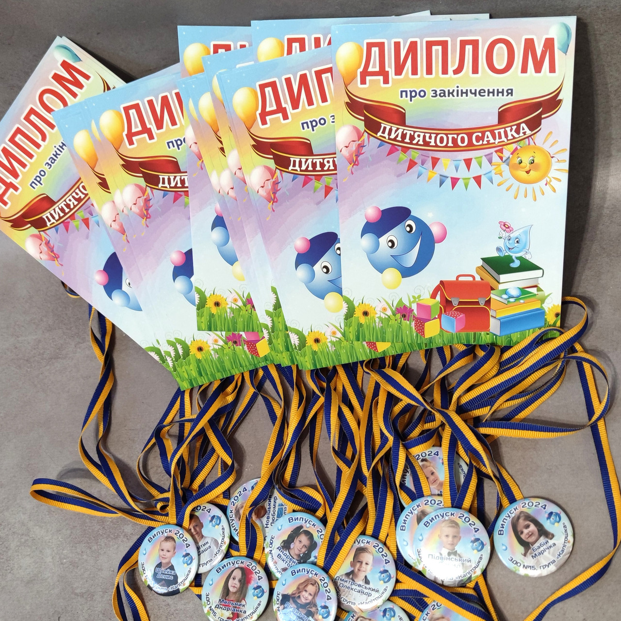 Диплом и медаль с фото выпускника детского сада Капитошка от Мир ...