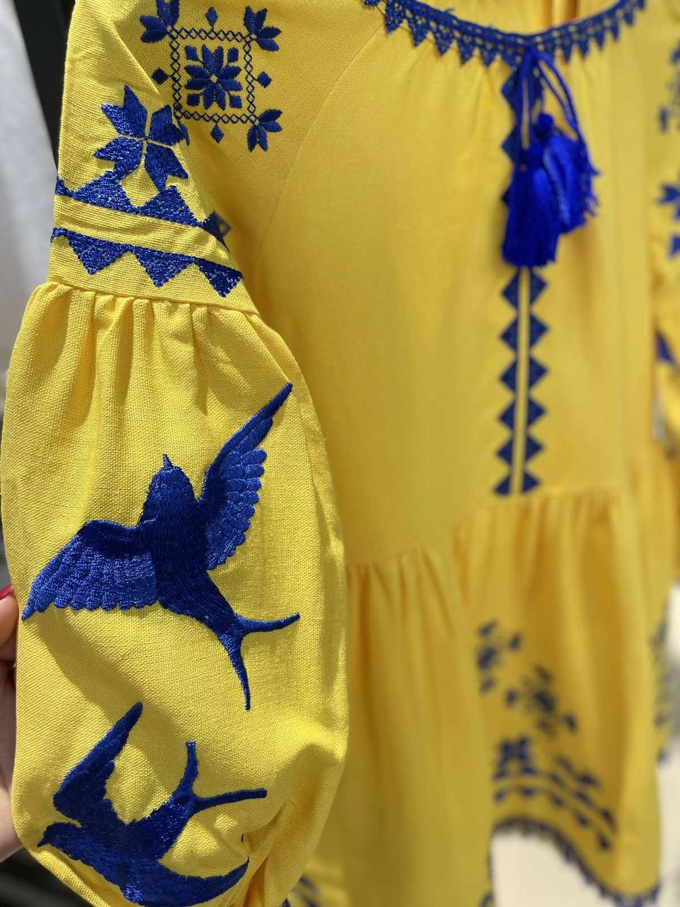 Льняна ошатна сукня вишиванка з поясом для дівчинки, Жовта вишита сукня з синіми ластівками