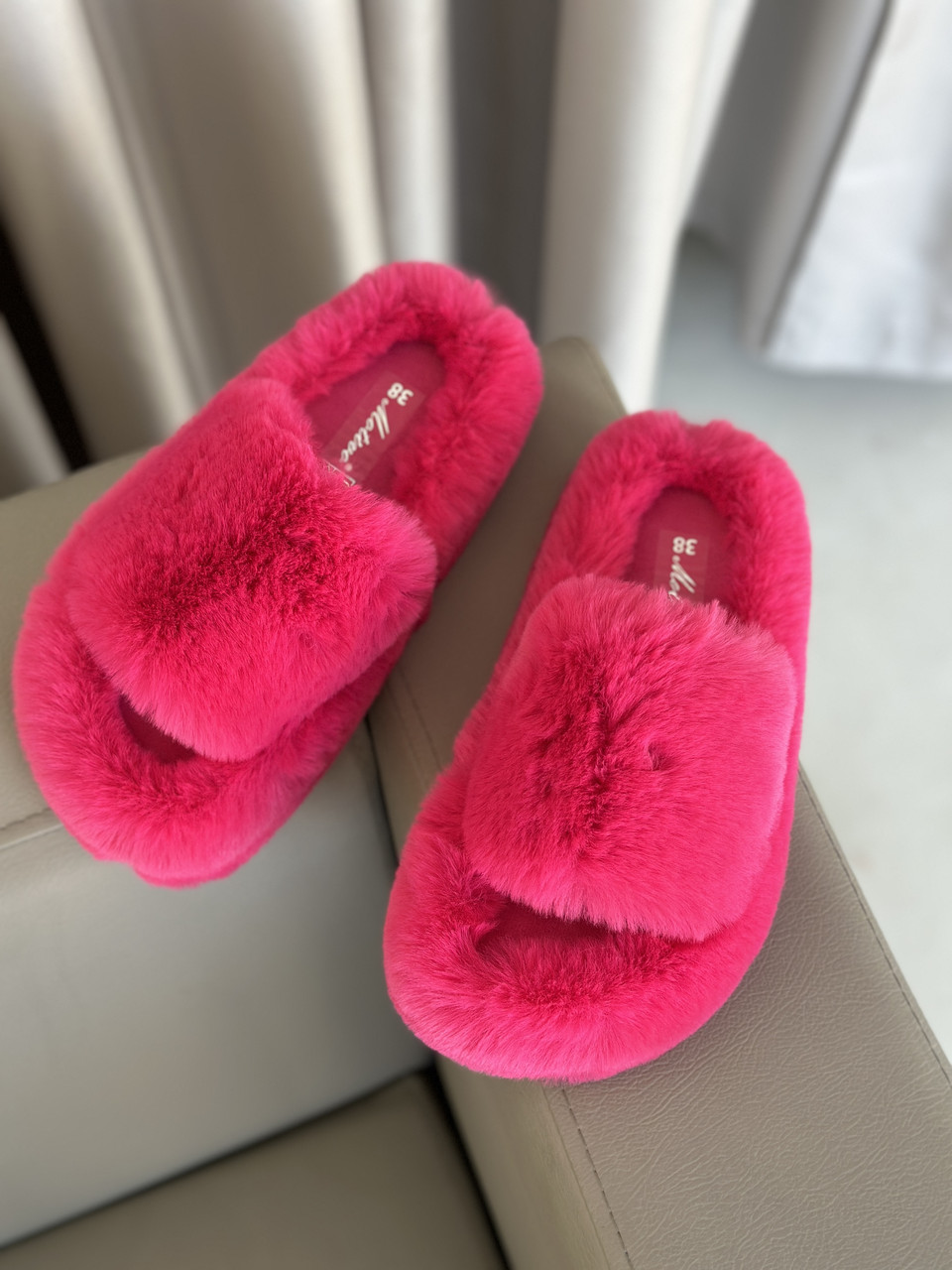 Теплые пушистые тапочки для женщин из мягкого и удобного меха с открытым носком в ярком цвете Фуксия 39 - фото 1 - id-p2174473421