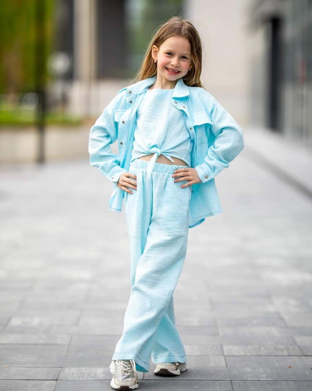 Літній  весняний блакитний мусліновий костюм для дівчинки з шортами, футболкою, брюками-кюлотами. Розміри від 92 до 152 см.
