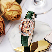 Женские классические наручные часы прямоугольной формы украшены камешками и лакированим ремешком Зеленый