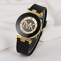 Женские стильные наручные часы с качественным силиконовым ремешком и циферблатом МК, черный цвет