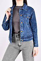 Классическая женская джинсовая куртка насыщенного синего цвета