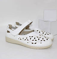 Зручні жіночі літні туфлі білі з ремінцем на липучці