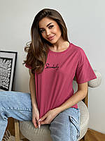 Темно-розовая свободная футболка с вышитой надписью