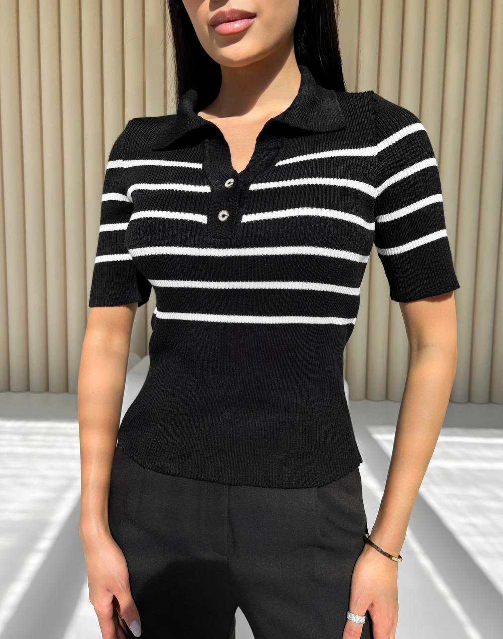 Жіноча в'язана футболка поло в смужку з коміром і ґудзиками, фото 1