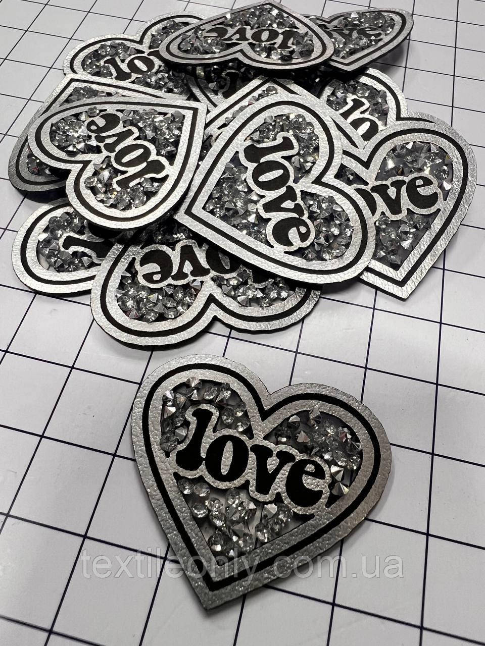 Нашивка Серце Love з камінням 35х30 мм