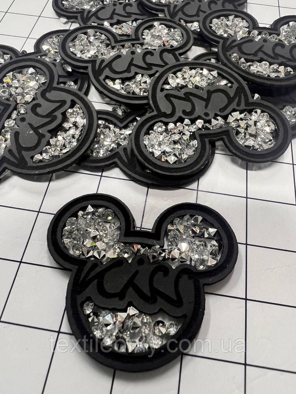 Нашивка Міккі / Mickey Kiss стрази 35х30 мм колір сірий