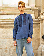 Традиційна чоловіча вишита сорочка на темно-синьому льоні