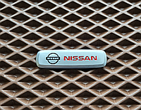 Шильдик с логотипом Nissan