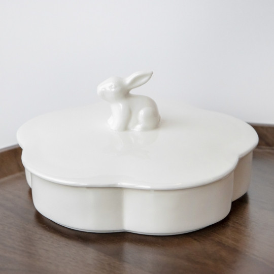 Кругла порцелянова менажниця з кришкою з ручкою у формі кролика 17 см на 5 секцій Великодній посуд