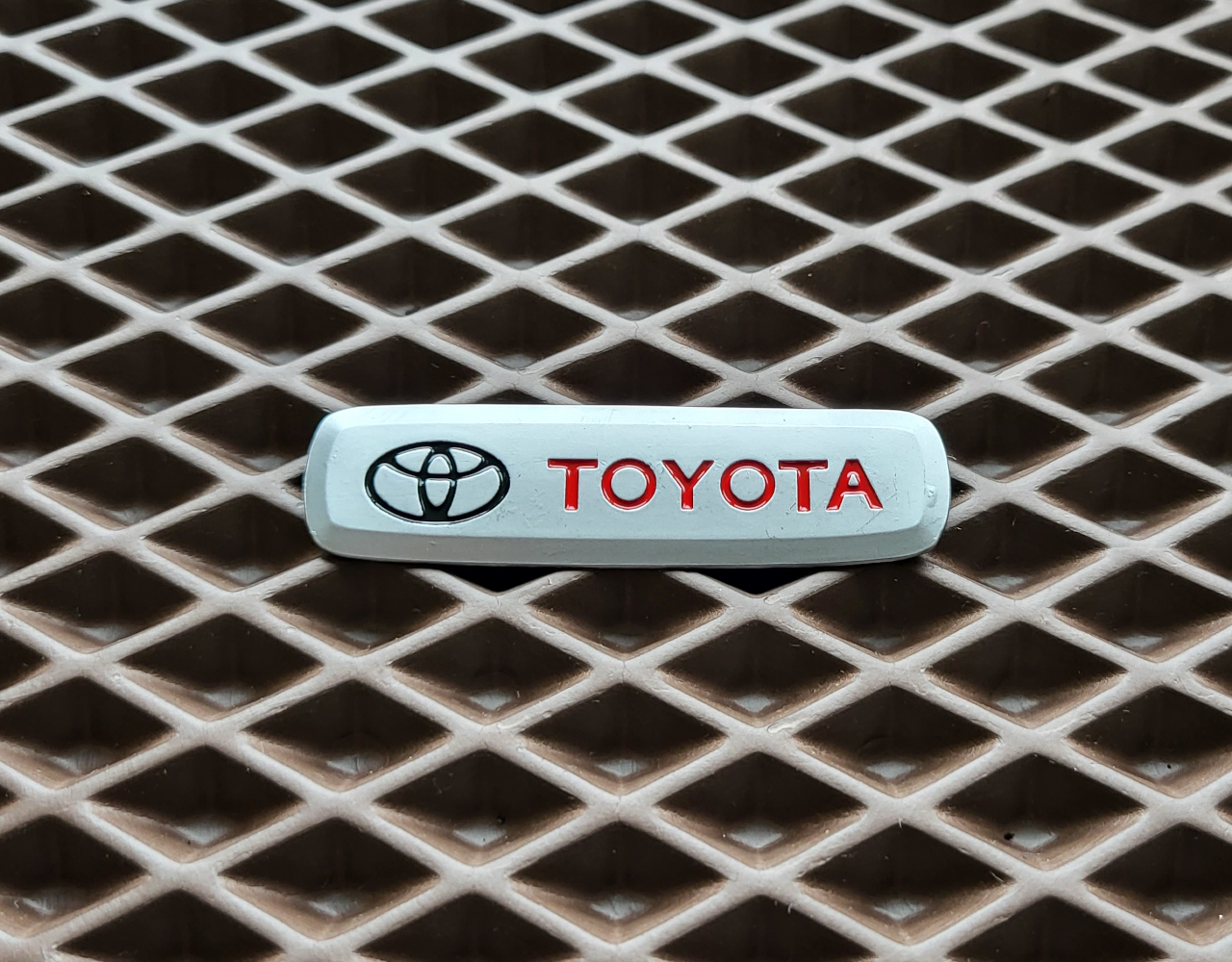 Шильдик с логотипом Toyota - фото 1 - id-p2175157511