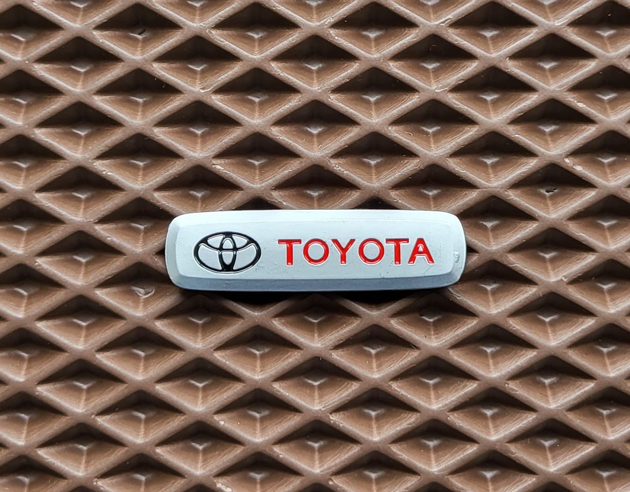 Шильдик с логотипом Toyota - фото 2 - id-p2175157511