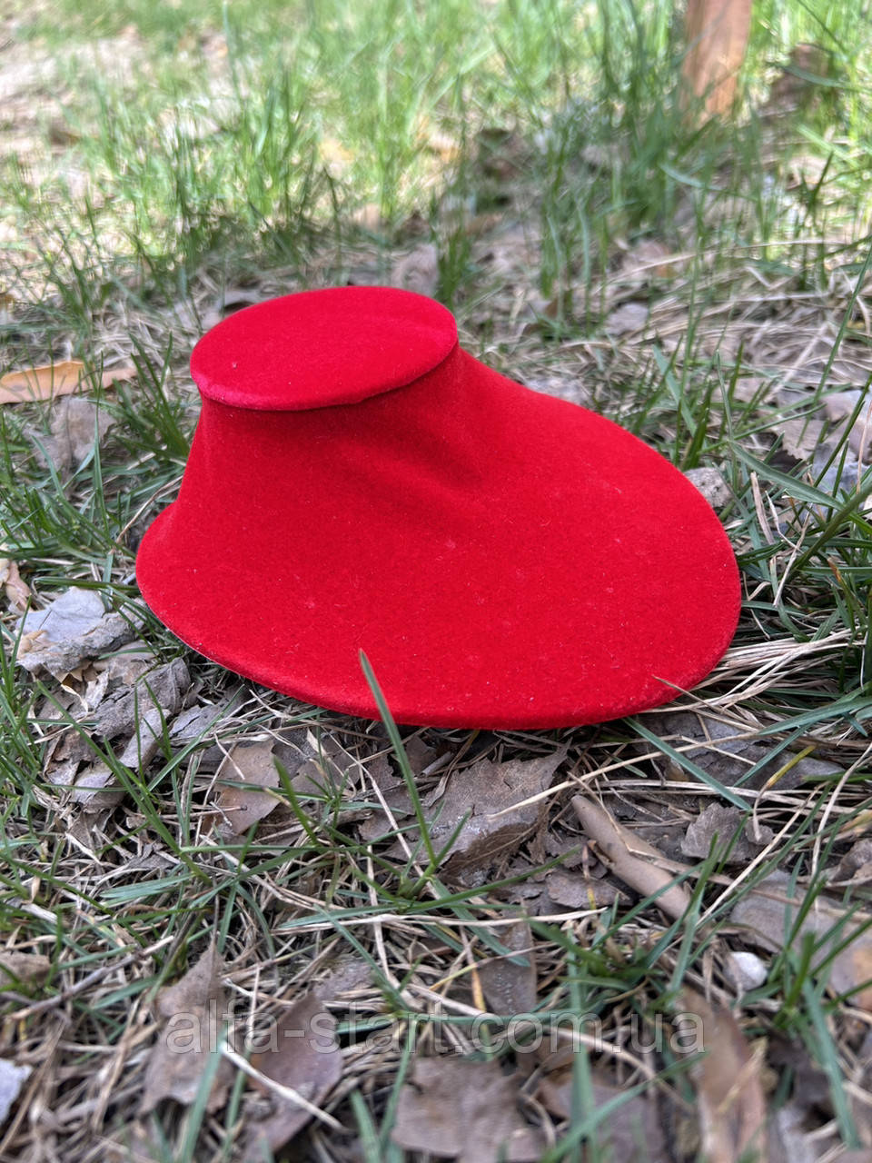 Оксамитова червона підставка б/в 15х13,5см під прикраси для кольє та ланцюжків