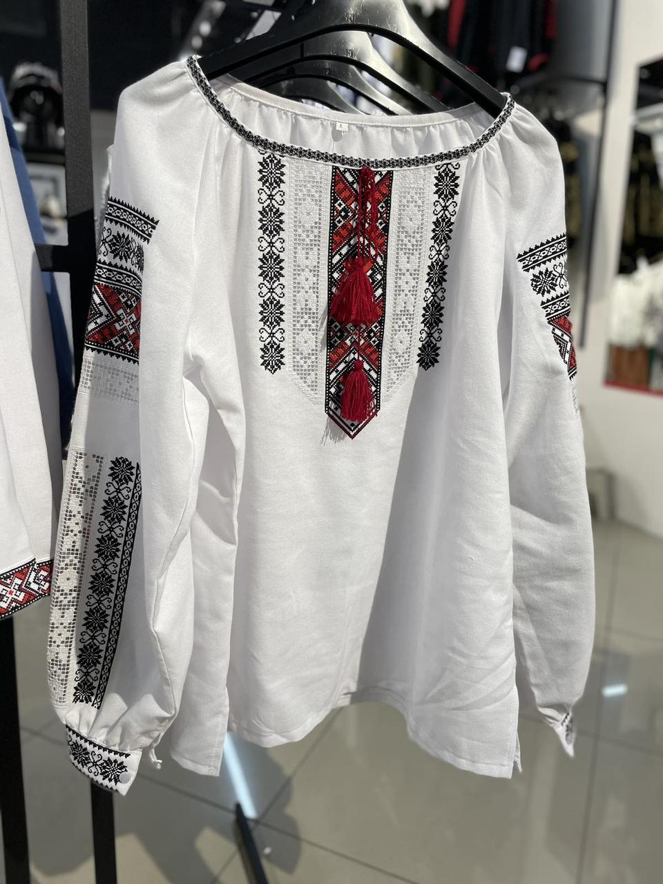 Нарядна Вишиванка біла великих розмірів батал, жіноча блуза з червоним орнаментом української вишивки