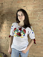 Женская вышитая рубашка с маками из домотканого полотна.