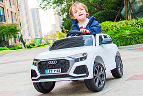 Дитячий повнопривідний електромобіль моделі Audi RSQ8 White / Білий