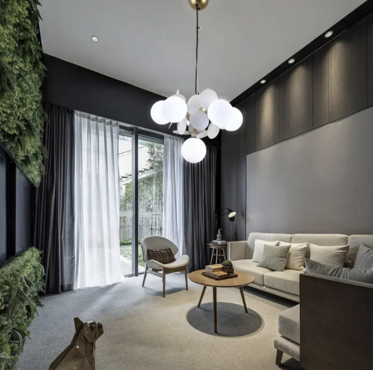 Дизайнерський, світильник на 5 білих мініатюрних матових плафонів з сірими пелюстками, фото 1