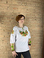 Жіноча вишита сорочка у великих розмірах на білому полотні з соняхами