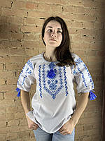 Женская вышиванка с голубым геометрическим орнаментом.
