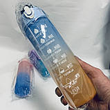 Пляшка з матовим покриттям для води з носиком і ремінцем градієнт блакитна 950 мл, фото 2
