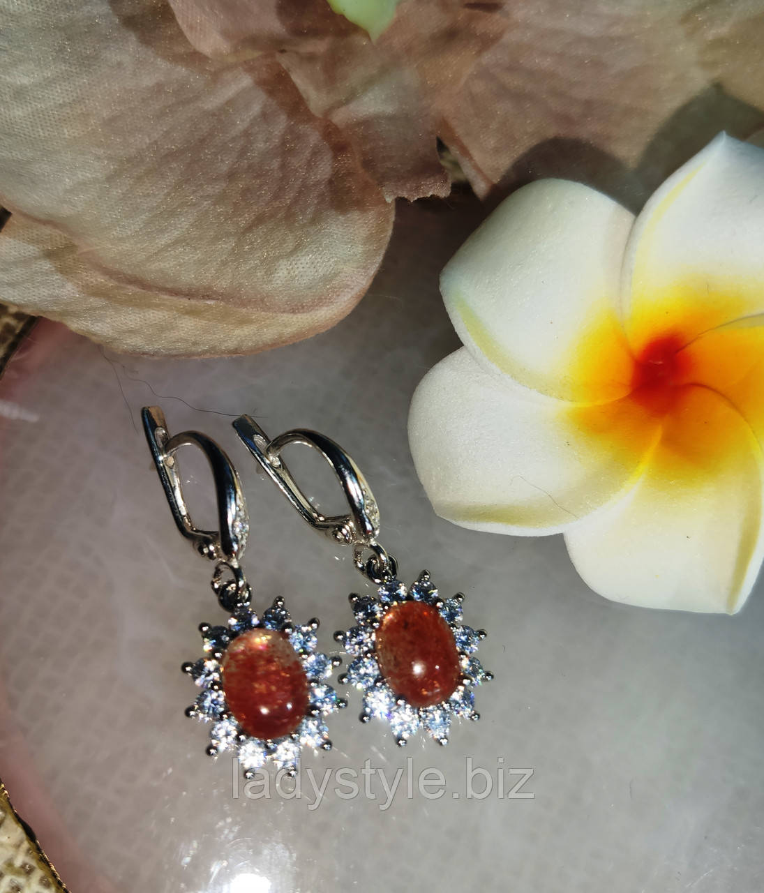 Элегантные серьги с сонячним каменем от студии LadyStyle.Biz