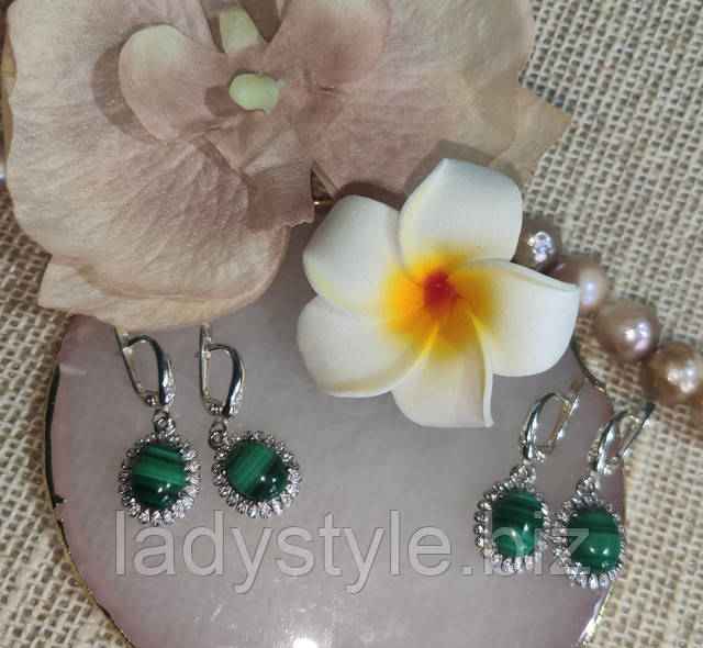 Яркие серьги с натуральным малахітом от студии LadyStyle.Biz купить украшения с чароітом, серьги малахіт перстень сонячний каміньт купить