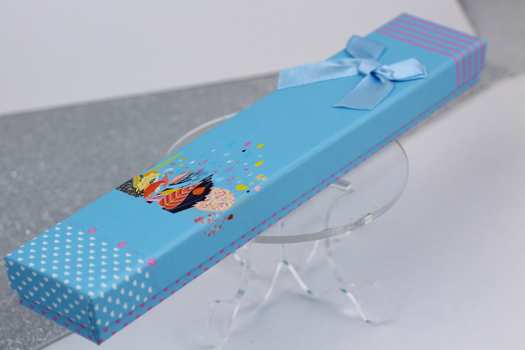 Подарункова коробочка прямокутна блакитна з малюнком для ланцюга та браслета р 21 см на 4 см висота 2 см