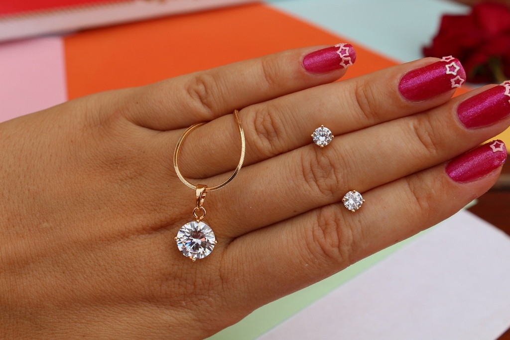 Набір Xuping Jewelry сережки гвоздики з кулоном білі камені 8 мм і 5 мм на чотири кріплення без ланцюга золотистий
