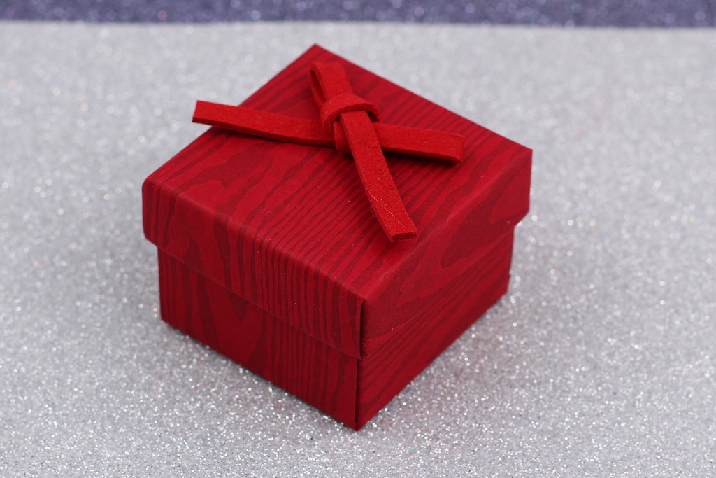 Подарункова коробочка бордова матове дерево для кільця або сережок квадратний р 5 см на 4 см