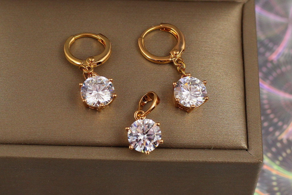 Набір Xuping Jewelry сережки та кулон білі камені 8 мм шість кріплень золотистий