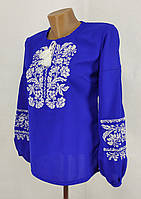 Женская шифоновая блузка синего цвета с вышивкой на рукаве