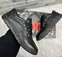 Мужские кожаные кроссовки в черном цвете от обувного бренда Detta