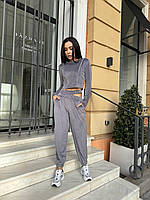 Серый женский велюровый спортивный костюм:Кроп-топ с рабочими змейками и Джоггеры с двойным поясом и карманами