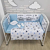 Комплект постельного с одеялом-конвертом и бортиками на 3 стороны кроватки 120х60см -С принтом Короны голубые