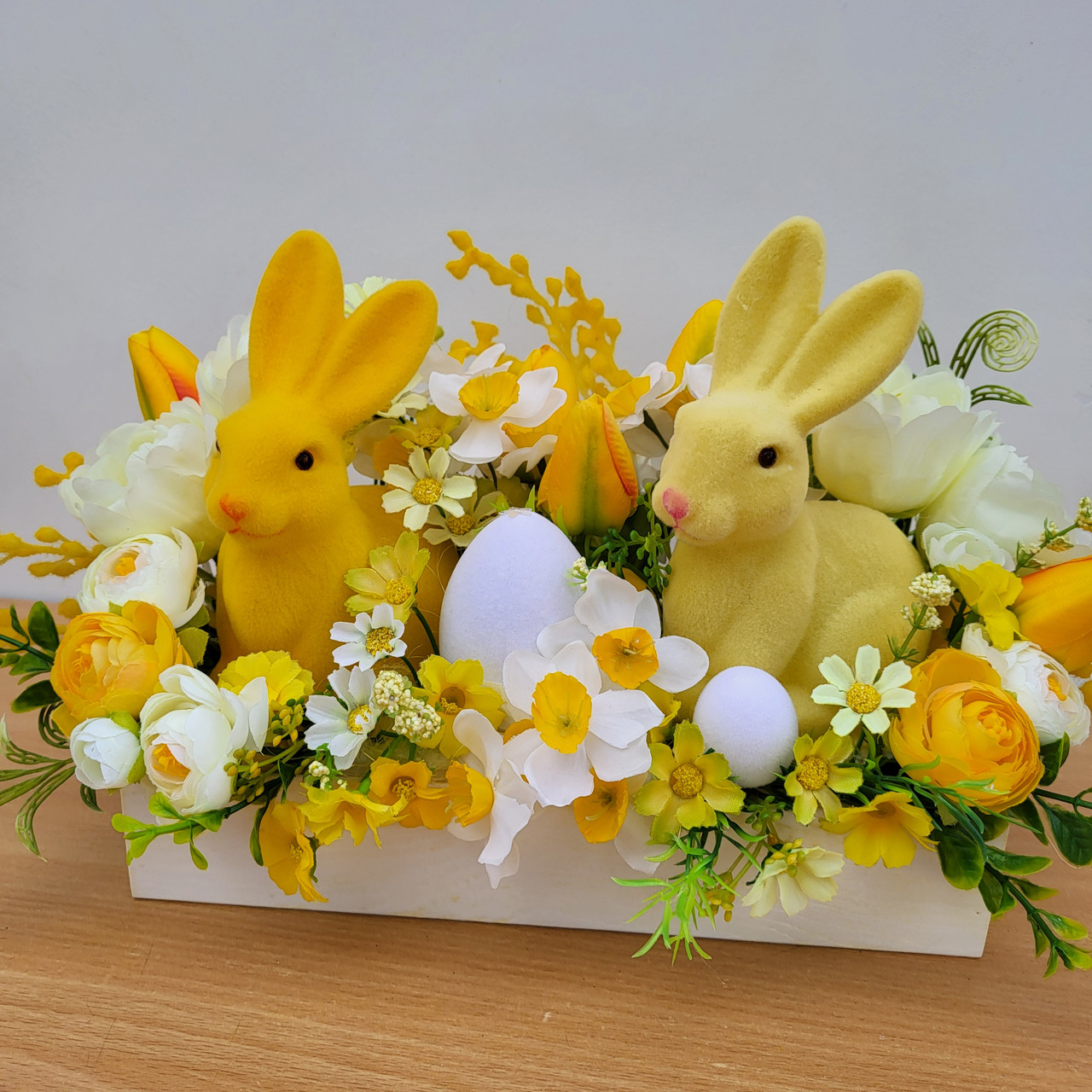 Сонячно жовта з зайчиками та весняними квітами великодня композиція. Пасхальний декор для Вашого дому, фото 1