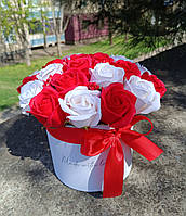 Букет мильних троянд 25 бутонів. Червоні і білі троянди подарунок квіти з мила. Букет для мами