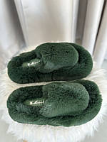 Пушистые домашние тапочки из эко меха с открытым носков в зеленом Бутылочном цвете