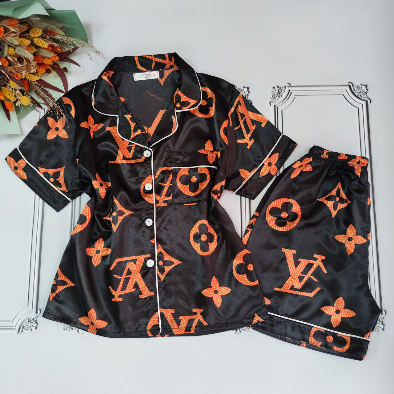 Атласна чорна піжама із шортами Louis Vuitton