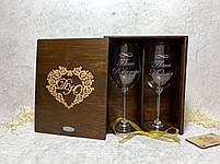 Весільні бокали для вина з гравіюванням Пан Пані з персоналізацією в деревя'ній коробочці, фото 2