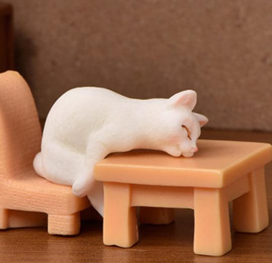 Мініатюра котик втомлений 3.4 см Білий зі столиком і стільчиком, фото 1