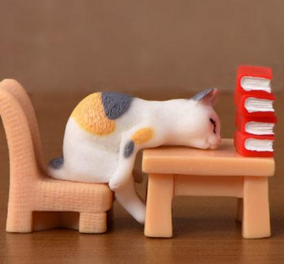 Мініатюра котик втомлений 3.4 см Триколірний зі столиком і стільчиком, фото 1